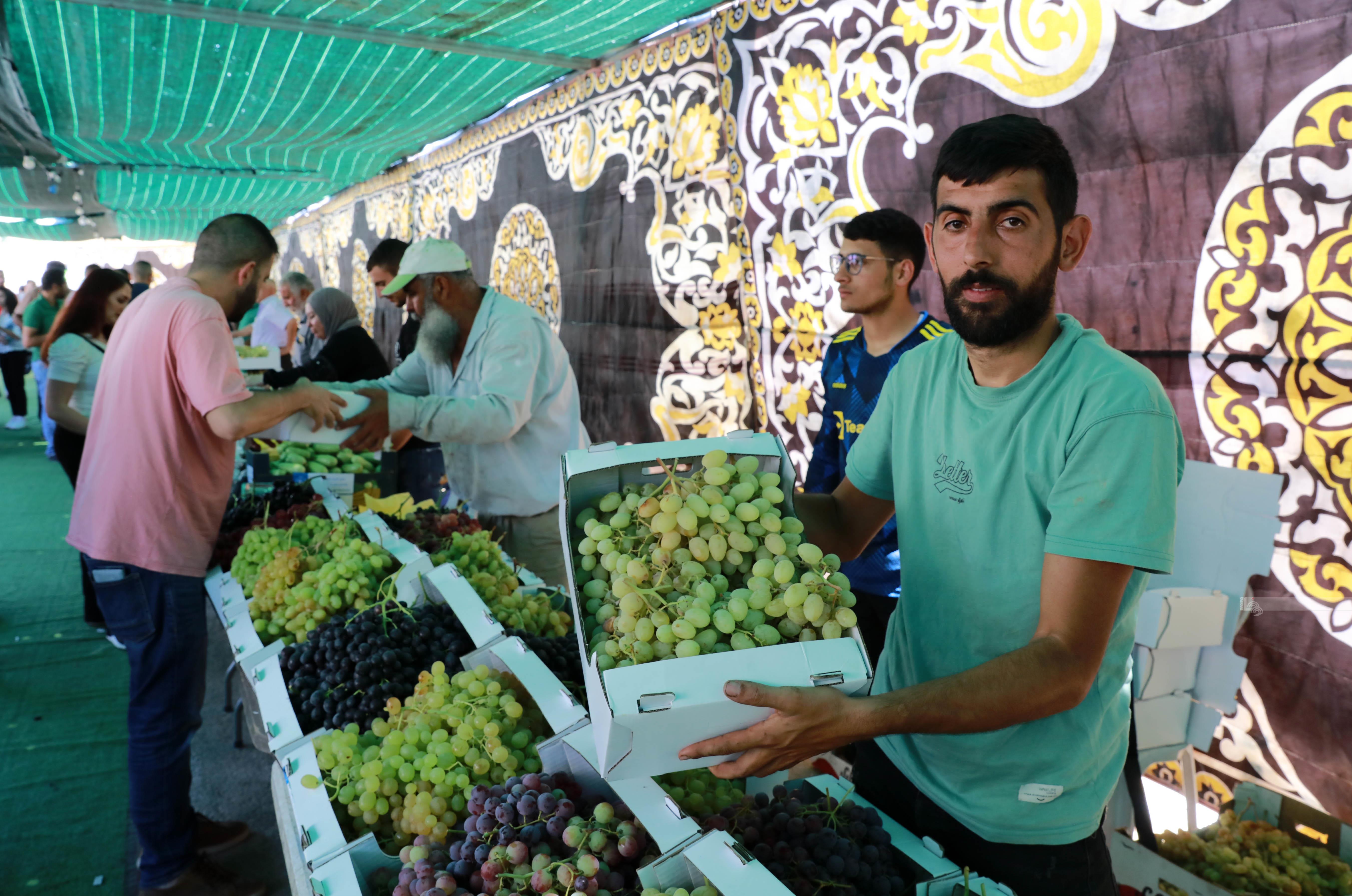 افتتاح الأيام التسويقية للعنب والمنتجات النسوية السادس في بلدة الخضر جنوب بيت لحم (تصوير: أحمد مزهر/وفا)